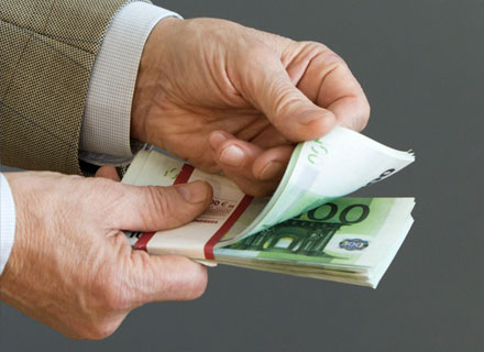 Cash vs counterfeiters